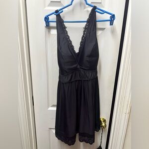 Torrid SZ 3 VNeck Swim Top/Skirt NWOT Never Worn or Washed! Cute Lacy Detail!